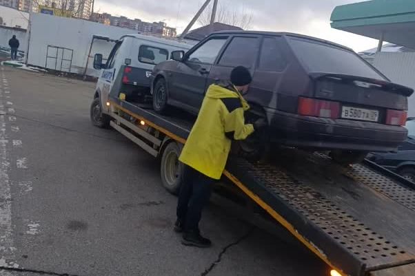 Эвакуатор оказывает техпомощь на трассе